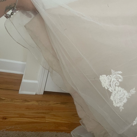 Wedding dress and veil - Picture 7 of 8